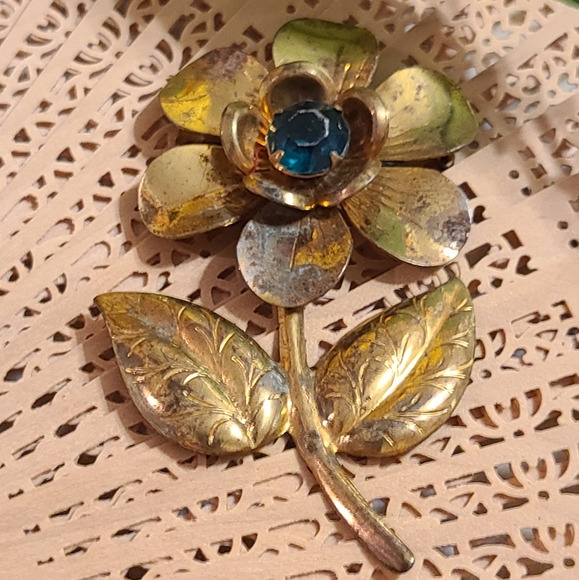 Vintage Flower Brooch - Picture 3 of 10